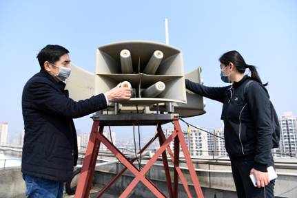 無(wú)錫市人防辦工作人員檢查防空警報器運行情況